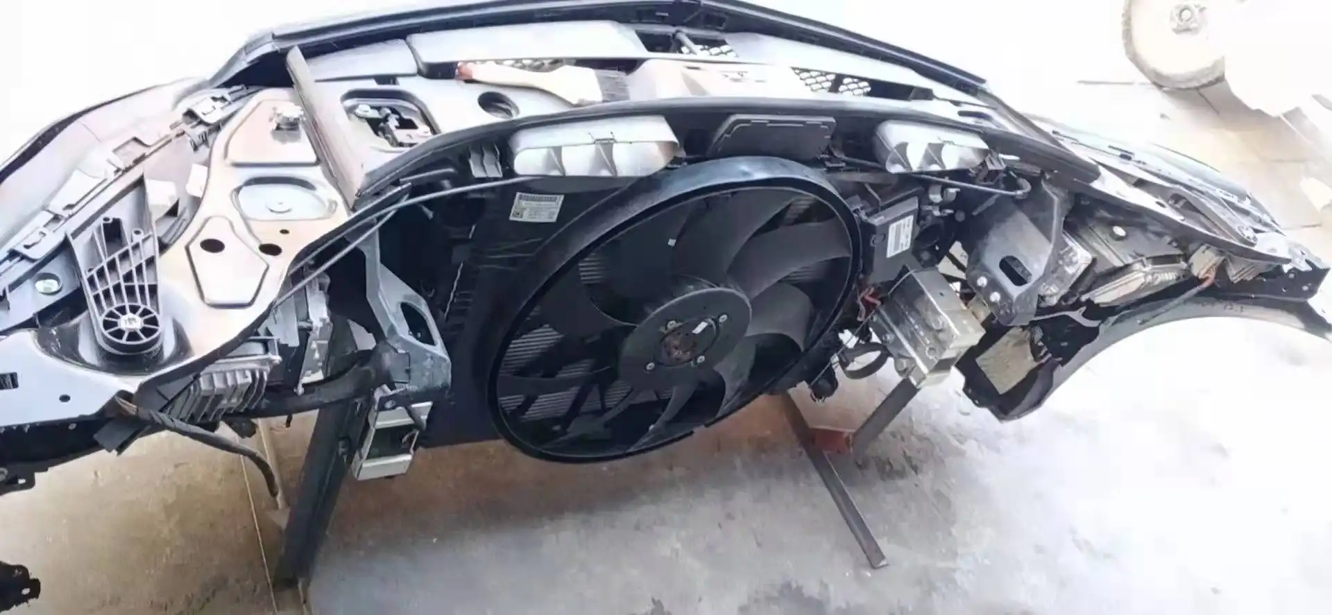 Mercedes Benz W218 CLS63 nose cut