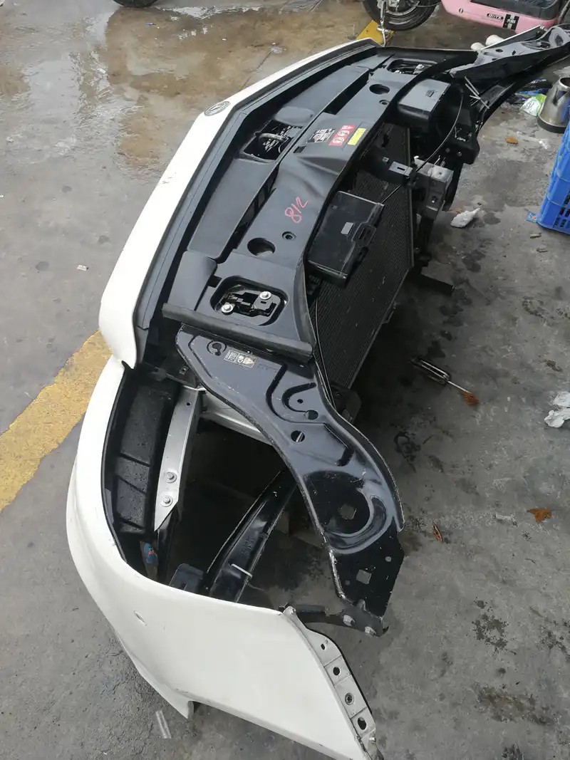 Mercedes Benz W218 nose cut